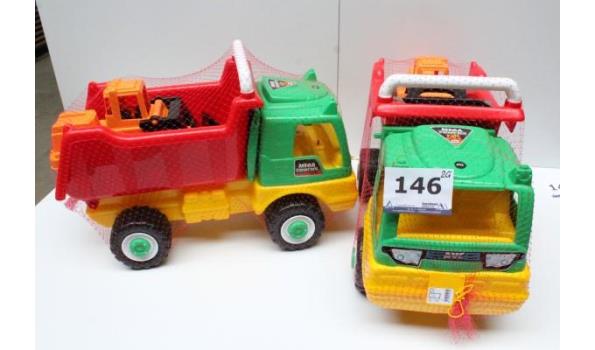 2 grote speelgoedvrachtwagens plus graafmachine